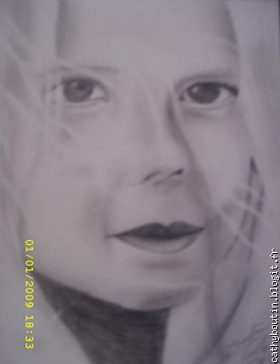 Portrait de petite fille au crayon  / disponible