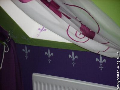 les fleurs de lys sur fond violet avec les rideaux assortis